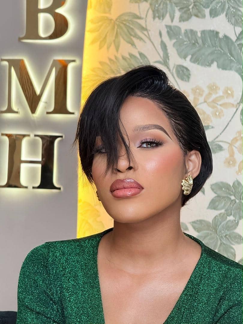 Maquillage paillettes, robe verte