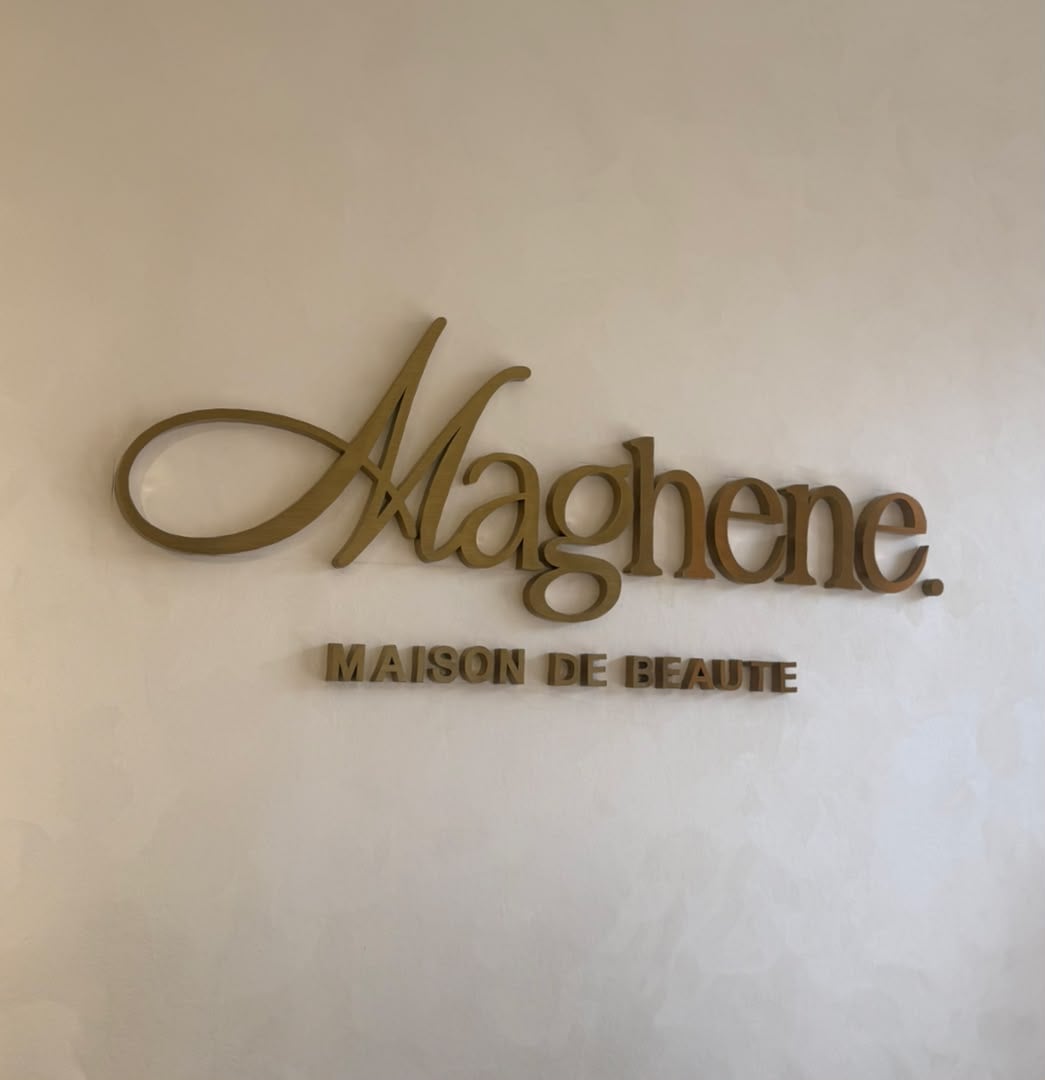 Cabine soins — table massage et matériel laser